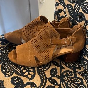 Bella Vita Dark Tan Suede Sandal 9 Wide